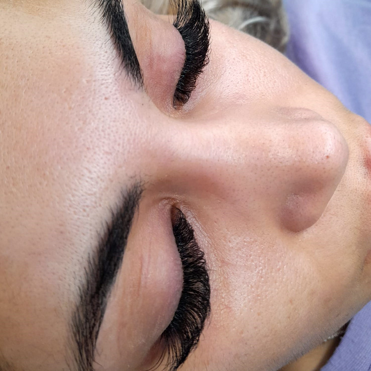 Die Volumen-Technik Wimpernverlängerung Die Volumen-Technik Wimpernverlängerung